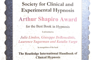 Rangos elismerést kapott a The Routledge International Handbook of Clinical Hypnosis című kötet